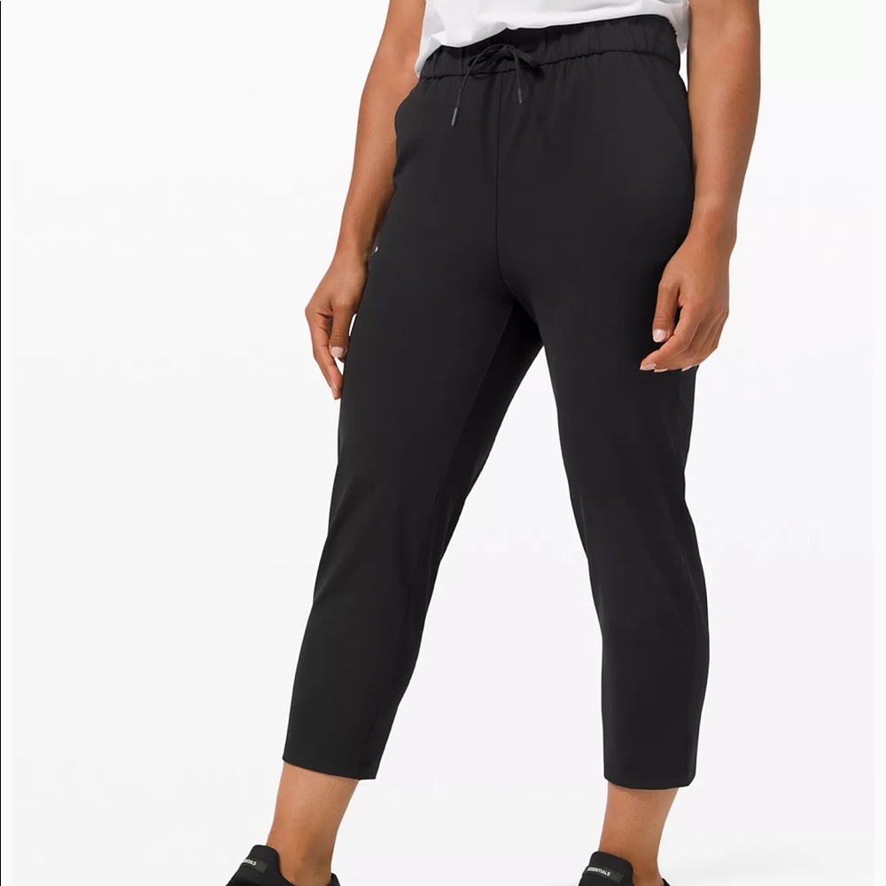 Lululemon Stretch High-Rise Crop 23” - sz 6 - excellent condition!